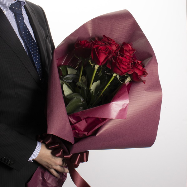 赤薔薇12本のダズンローズブーケです。金額は税抜一万二千円です。