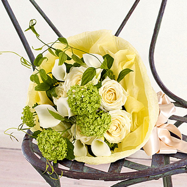 ヴェントという白グリーン系の花束です。金額は税抜一万円です。