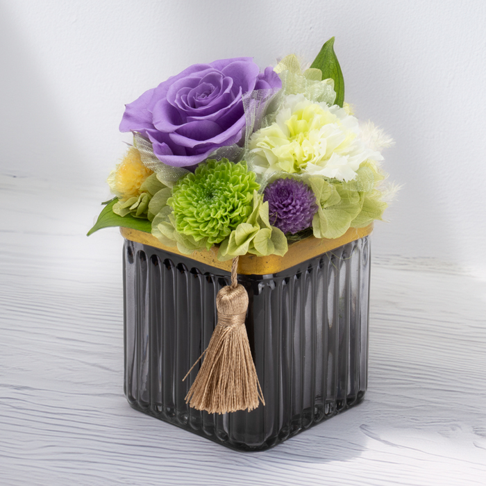 プレシャス/尊いという御供プリザーブドアレンジです。金額は税抜六千円です。