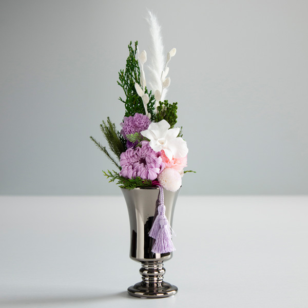 紫芳(しほう)という御供プリザーブドアレンジです。金額は税抜一万円です。
