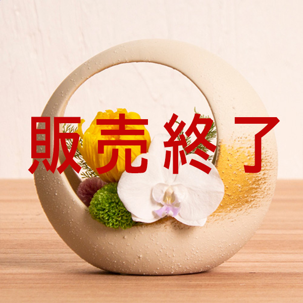望月(もちづき)という御供プリザーブドアレンジです。金額は税抜八千円です。