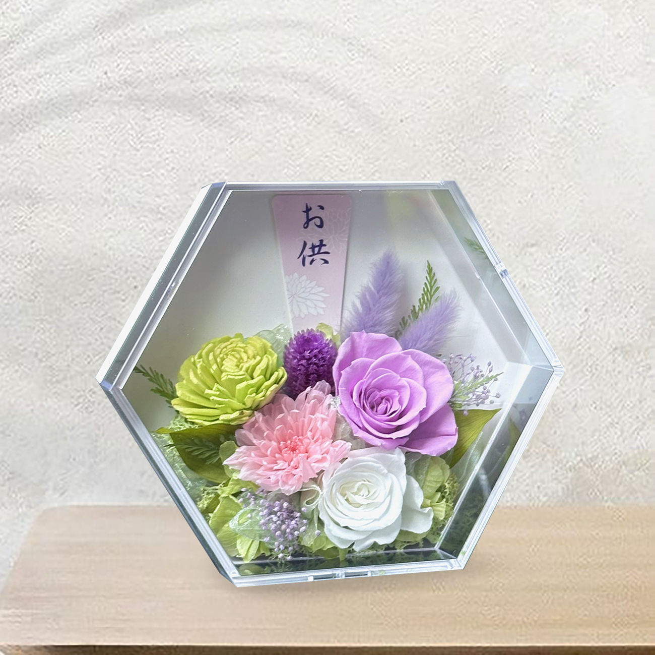 商品名ブリスLという御供プリザーブドアレンジメントです。金額は税抜八千円です。